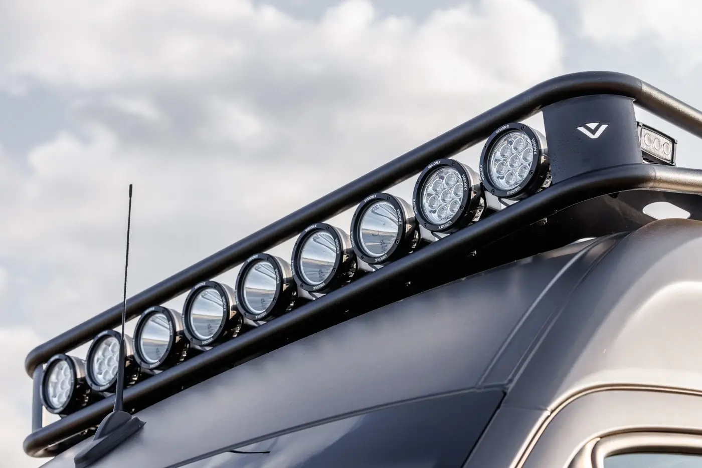 Vision X LED lighting
Dovra features a total of 19 high-performance LED units from Vision X – a global leader in vehicle lighting technology. These powerful LEDs deliver exceptional brightness, low energy consumption, and long lifespan. Strategically positioned, they ensure optimal visibility in darkness, fog, and challenging off-road conditions. It's lighting designed for safety – and built to look as good as it performs.