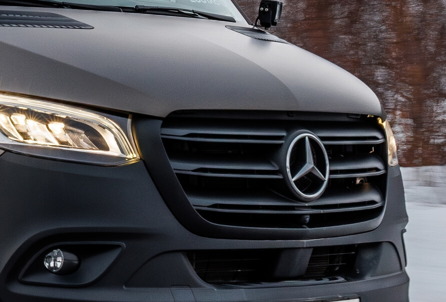 Mercedes-Benz Sprinter 4×4

Dovra basiert auf dem robusten und hochwertig ausgestatteten 4×4-Chassis des Mercedes-Benz Sprinter. Der 2,0-Liter-Turbodiesel (190 PS) in Kombination mit dem 9-Gang-Automatikgetriebe 9G-Tronic bietet kraftvolle Performance und hohen Fahrkomfort. Modernste Sicherheits- und Assistenzsysteme sorgen für ein sicheres Fahrerlebnis – auch abseits befestigter Straßen. Technik auf höchstem Niveau, für Abenteuer mit Vertrauen.