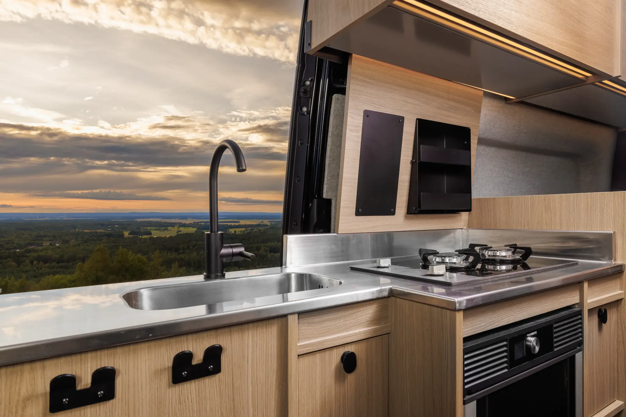 Dometic – 12 V kompressorkylskåp

Dovra är utrustad med ett kraftfullt 12 V kompressorkylskåp från Dometic – en av världens ledande tillverkare av mobila kylsystem. RIG X-610 har en kompakt modell på 70 liter. Dessa kylskåp är mycket energieffektiva, pålitliga i varma förhållanden och designade för att hålla mat och dryck kall – oavsett vart du är på väg.