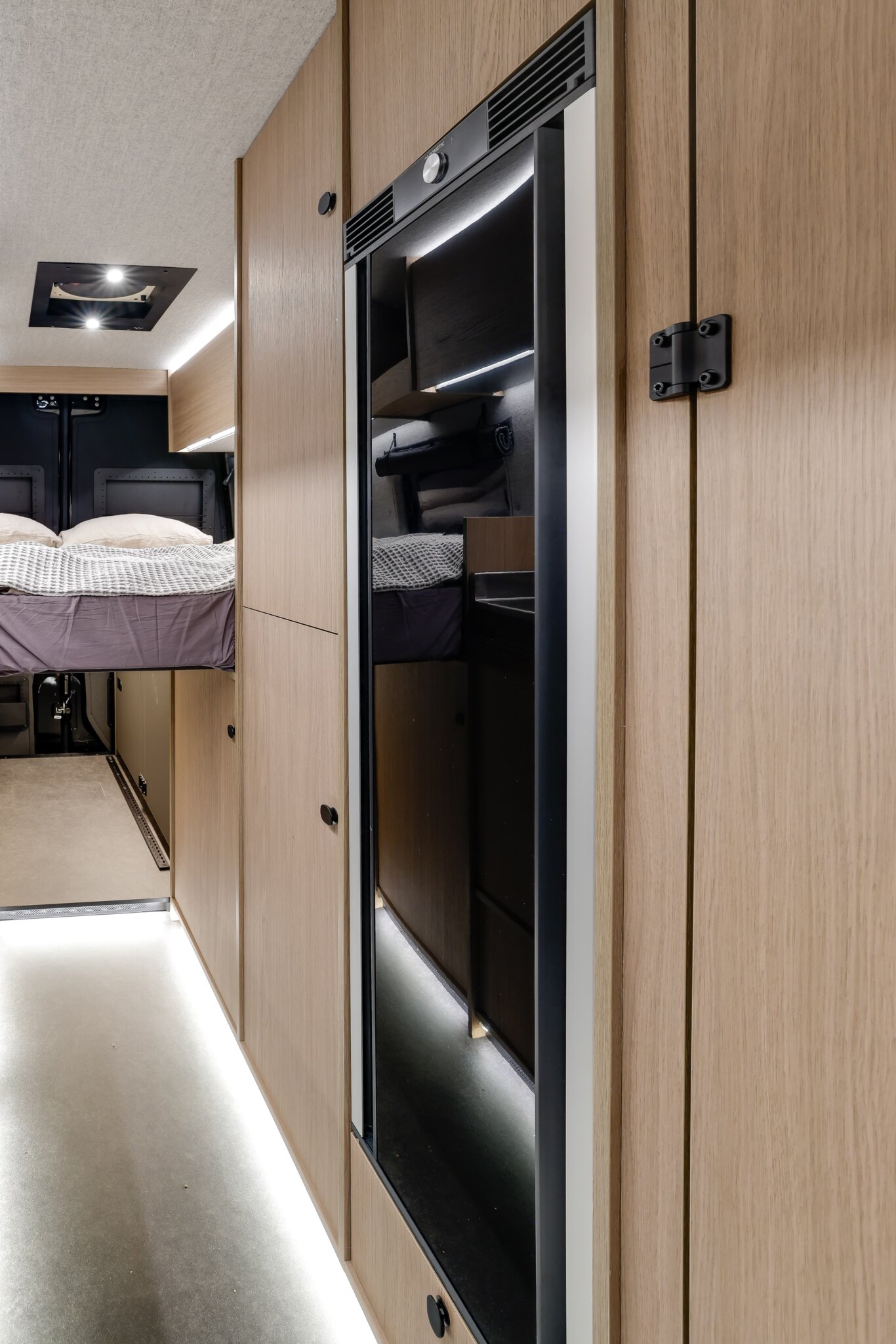 Dometic – 12 V Kompressorkühlschrank

Dovra ist mit einem leistungsstarken 12-V-Kompressorkühlschrank von Dometic ausgestattet – einem der weltweit führenden Hersteller mobiler Kühllösungen. Der Dovra RIG X-750 wird auf ein großzügiges 157-Liter-Modell aufgerüstet. Die Kühlschränke sind äußerst energieeffizient, zuverlässig bei Hitze und dafür konzipiert, Ihre Lebensmittel und Getränke überall kühl zu halten.