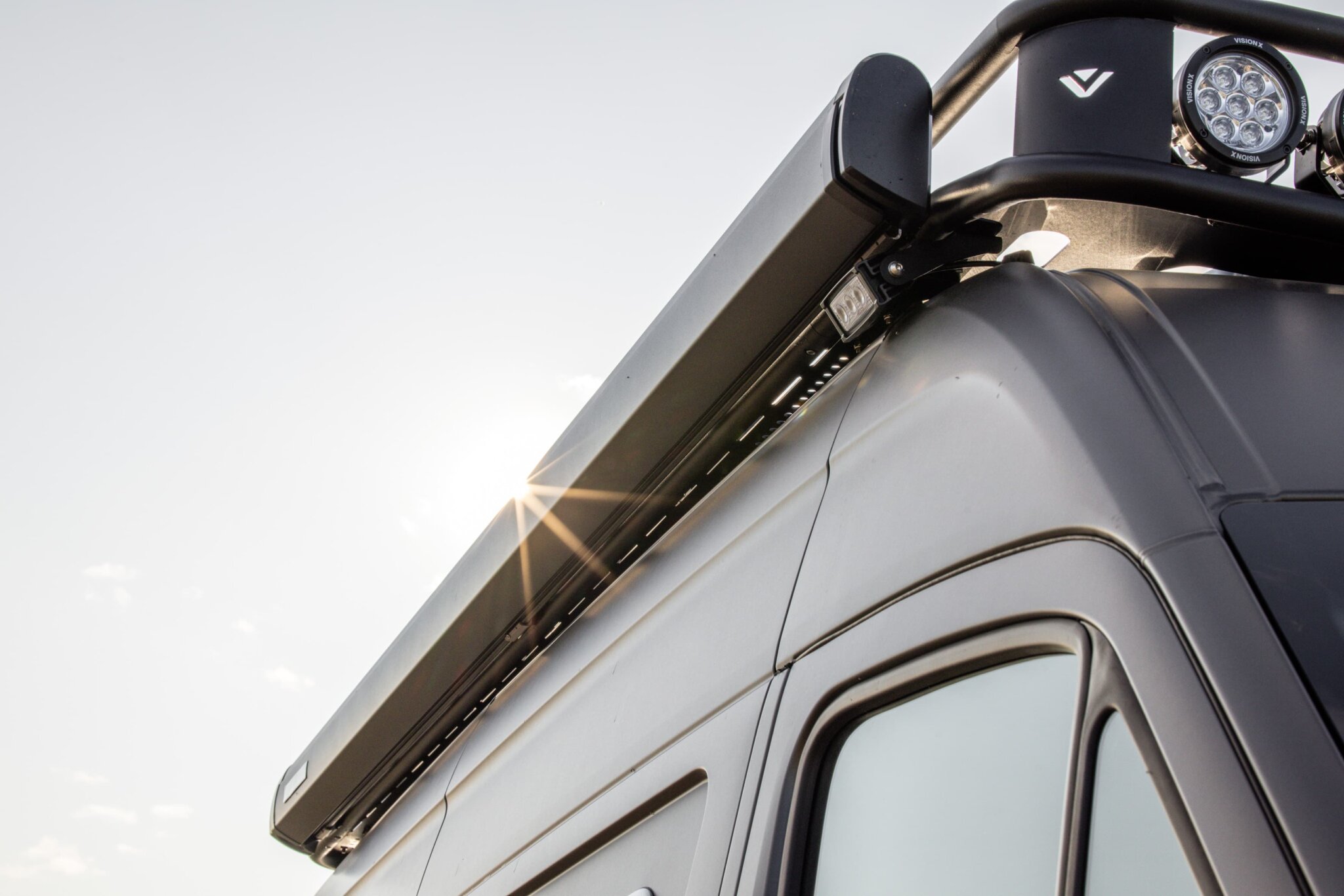 Thule electric awning
Dovra comes with a top-tier electric awning from Thule, complete with integrated LED lighting. Operated effortlessly from the driver’s seat, the Dovra control panel or your smartphone, it adds instant comfort wherever you park. Offering shade from the sun, shelter from rain, and ambient lighting at night – this awning turns the outdoors into an extension of your home on wheels.
