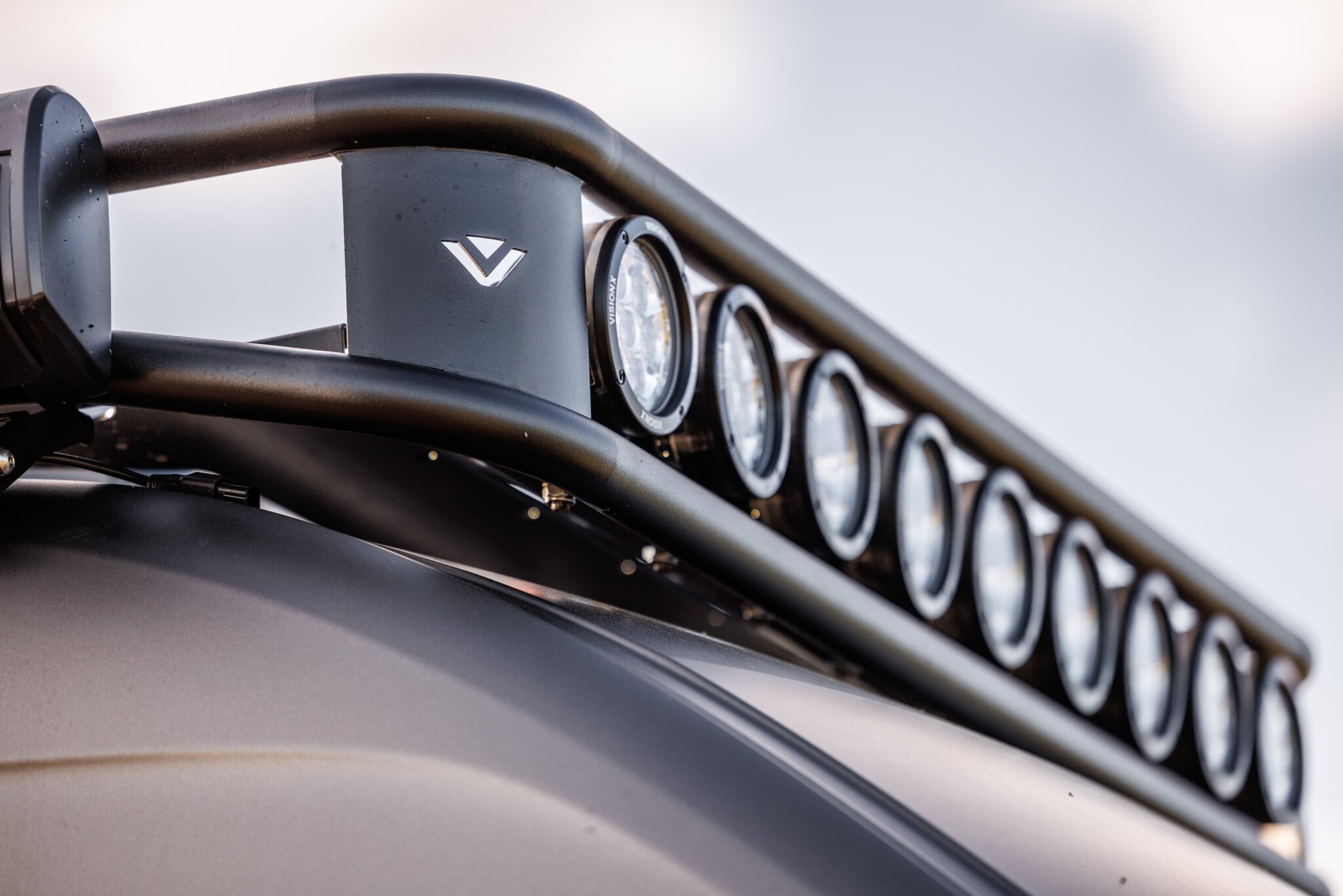 Vision X LED-Beleuchtung

Dovra ist mit insgesamt 19 leistungsstarken LED-Leuchten von Vision X ausgestattet – einem weltweit führenden Hersteller von Fahrzeugbeleuchtung. Die moderne LED-Technologie sorgt für außergewöhnliche Helligkeit, geringen Energieverbrauch und lange Lebensdauer. Die Leuchten sind strategisch platziert und bieten beste Sicht bei Dunkelheit, Nebel oder Offroad-Fahrten. Funktion trifft auf Design – für sicheres und stilvolles Reisen, Tag und Nacht.
